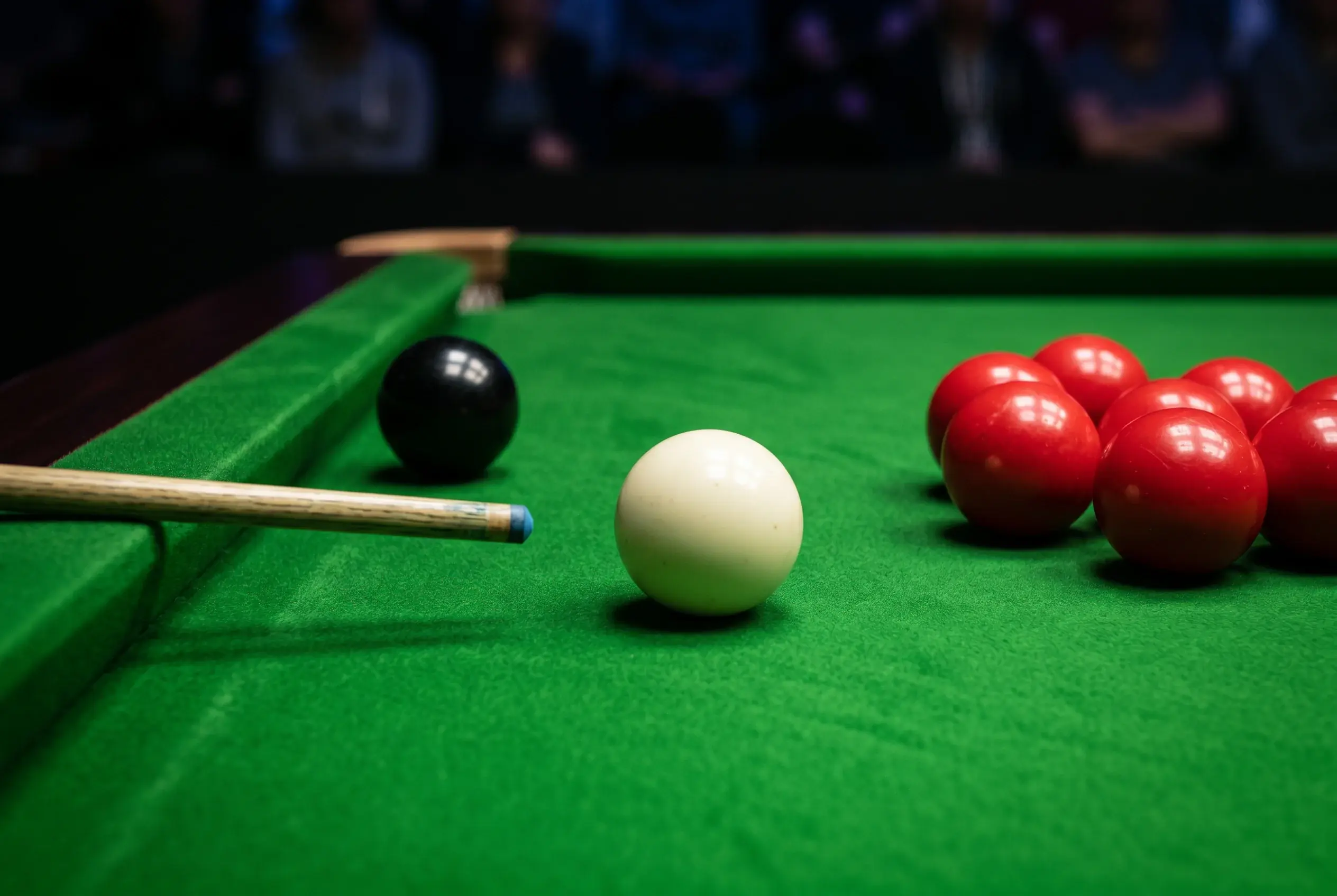 Century Break Wetten — Snookertisch mit Scoreboard das 100+ Punkte anzeigt