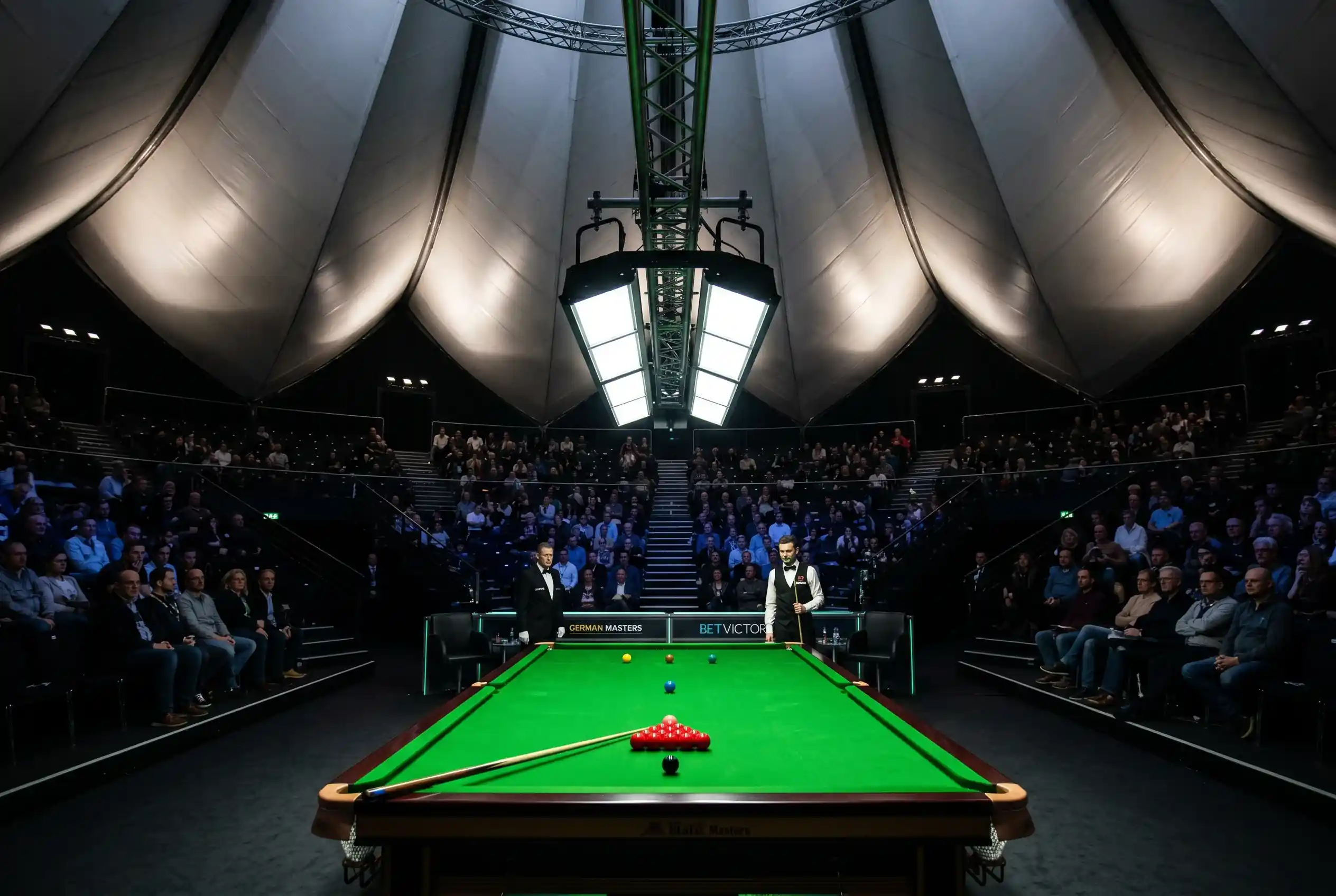 German Masters Wetten — Berliner Tempodrom mit Snookertisch und Publikum