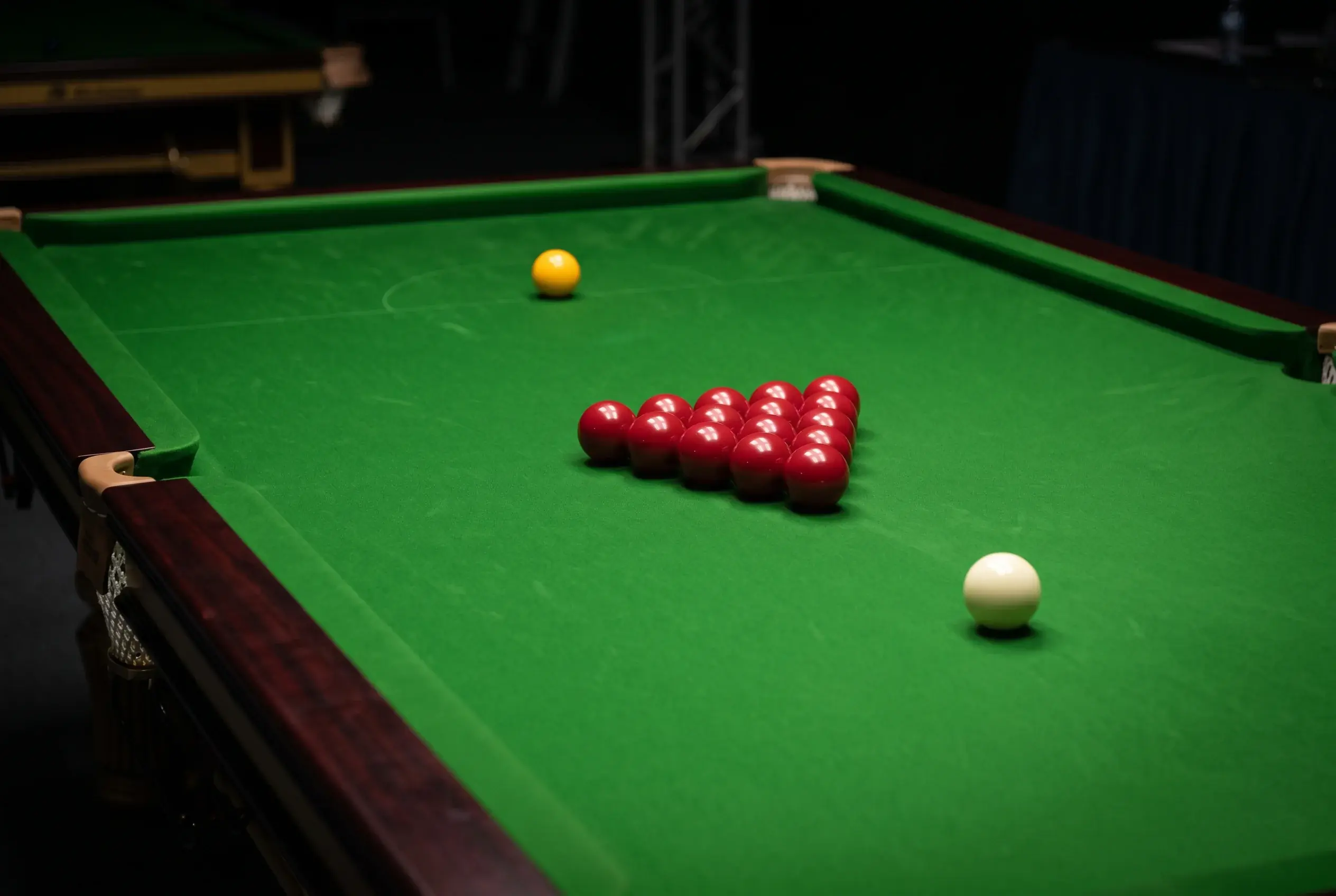 Snooker-Tisch mit Bällen in Nahaufnahme während eines professionellen Matches