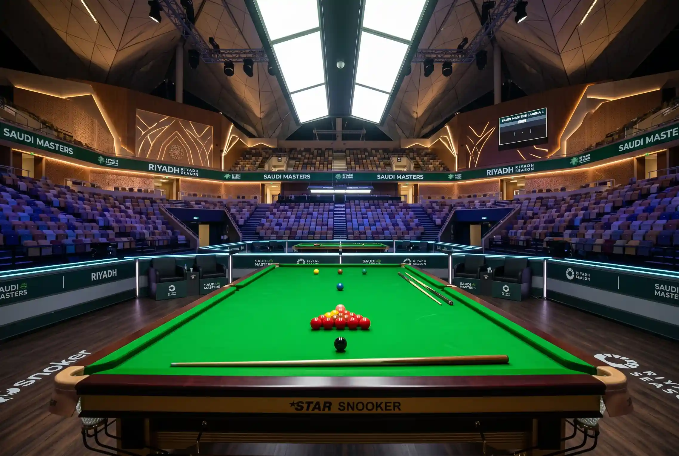 Saudi Masters Wetten — modernes Veranstaltungszentrum in Saudi-Arabien mit Snookertisch