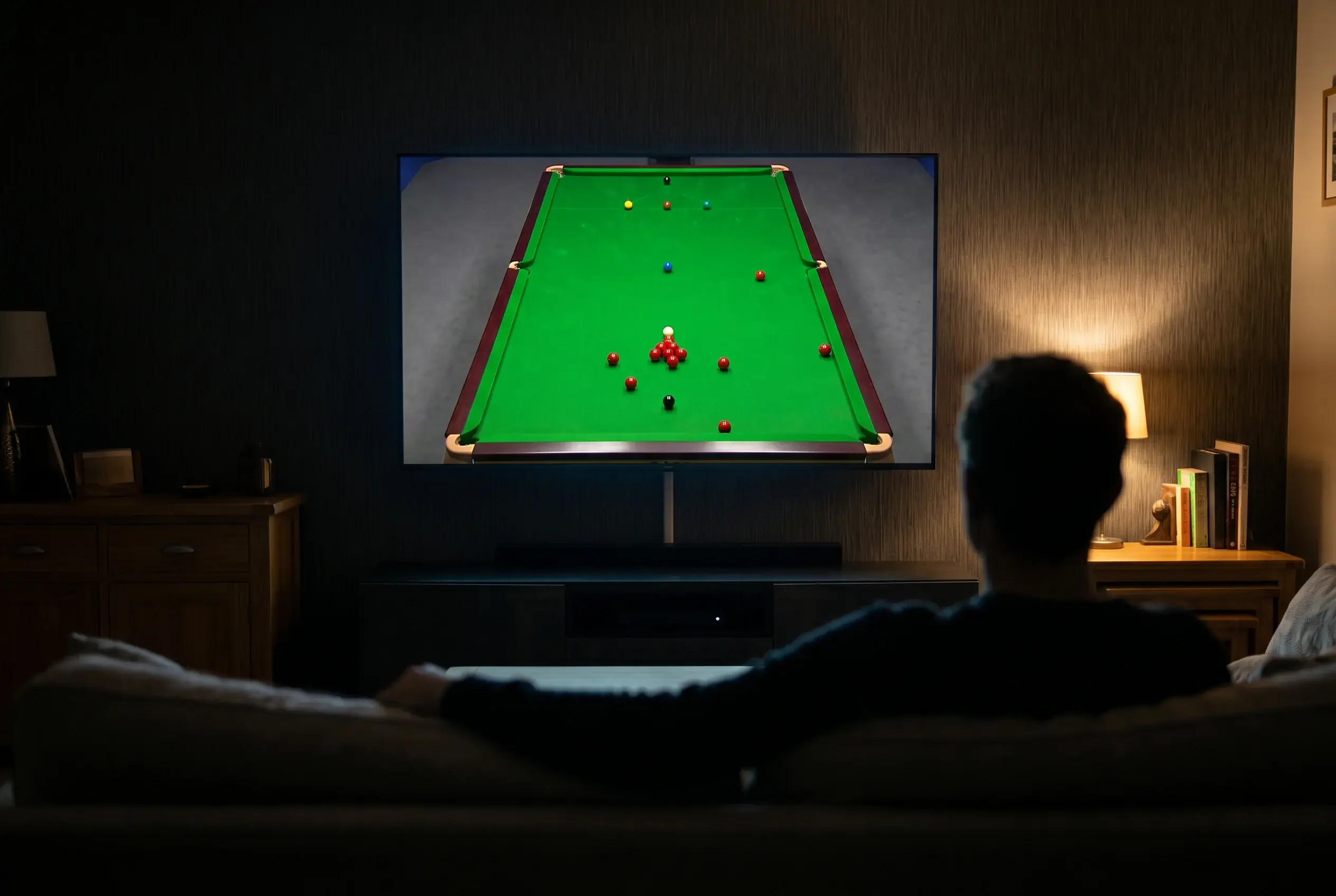 Snooker Eurosport Übertragung — TV-Bildschirm mit Eurosport-Snooker-Sendung und Kommentatorenpult