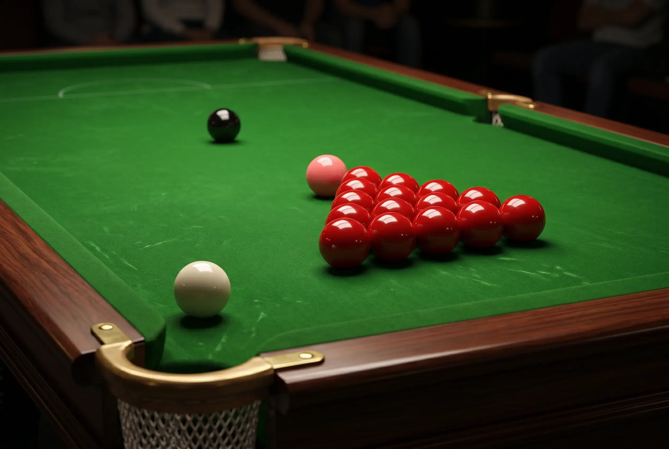 Snookerkugeln im Dreieck auf dem grünen Tuch eines professionellen Snookertisches unter warmem Turnierlicht