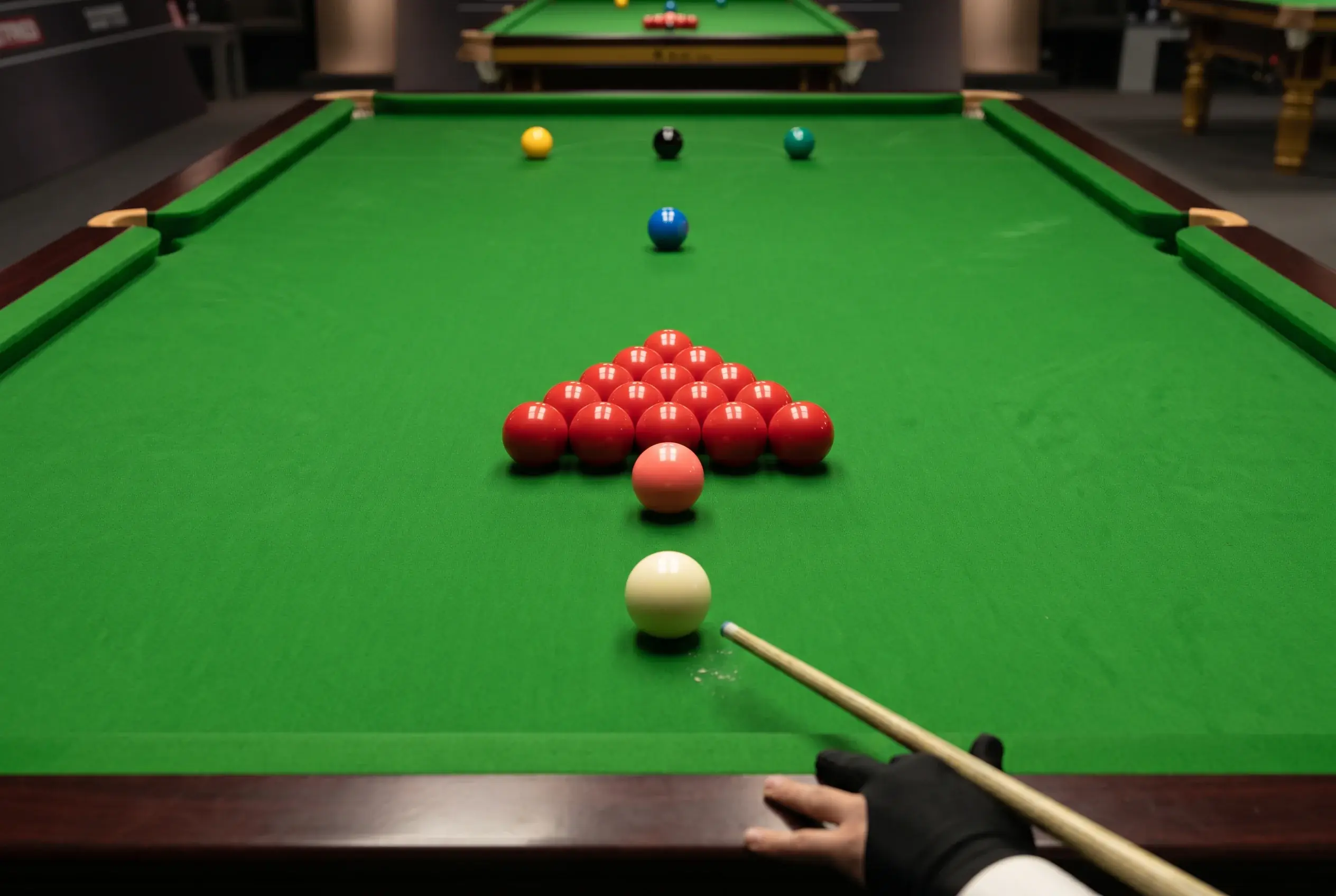 Snookertisch in Nahaufnahme mit aufgebauten roten Bällen und farbigen Bällen auf ihren Spots