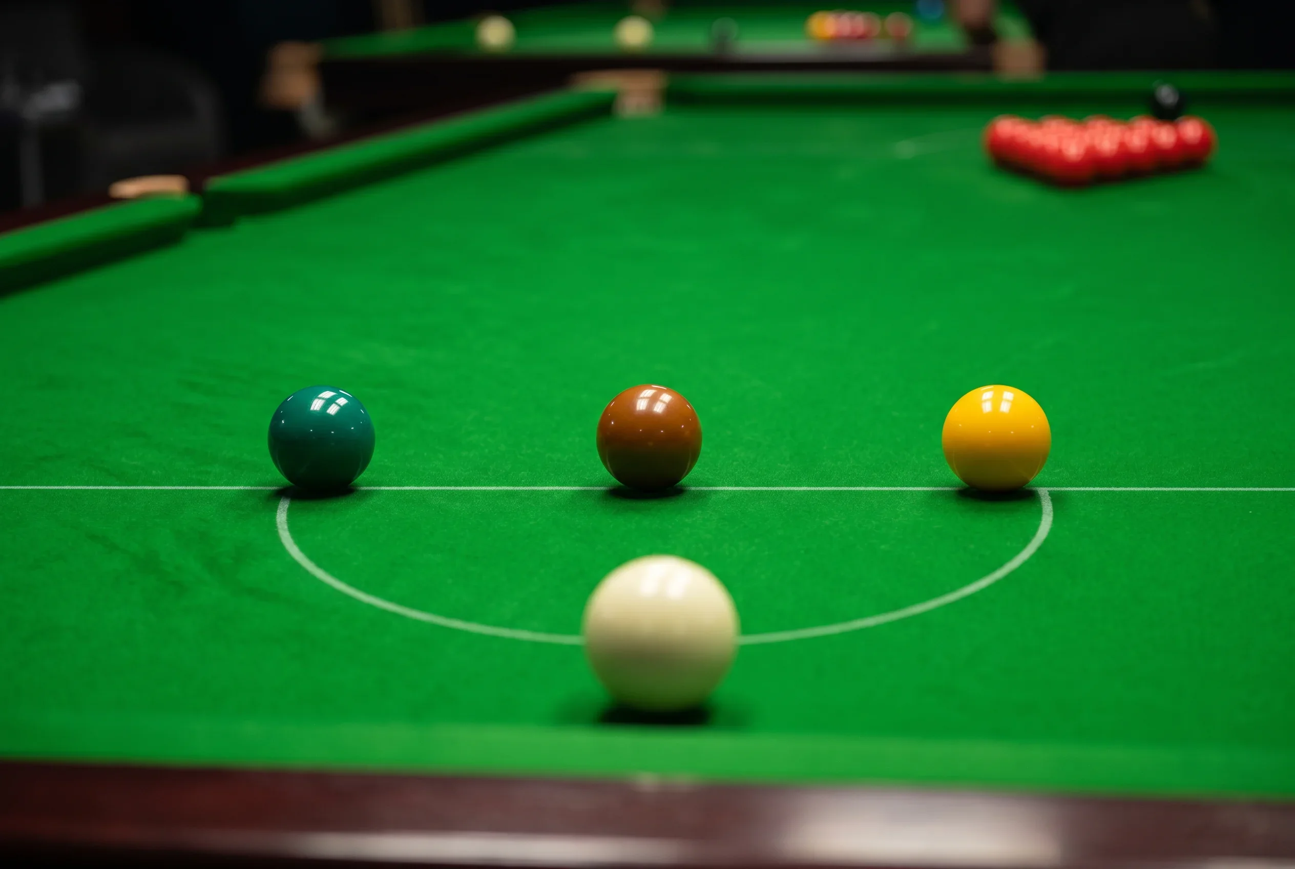 Snooker Safety Play — Weißer Ball hinter Baulk-Farben positioniert für taktisches Sicherheitsspiel