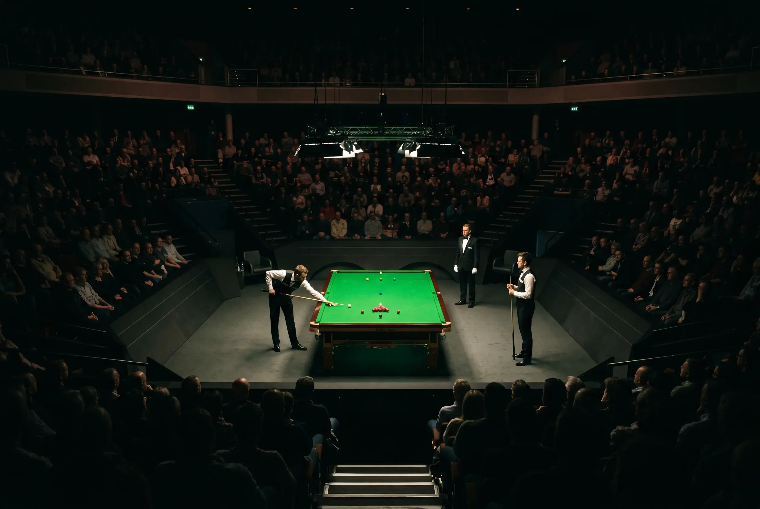 Snooker-Turnier im ausverkauften Theatersaal mit beleuchtetem Tisch und Publikum